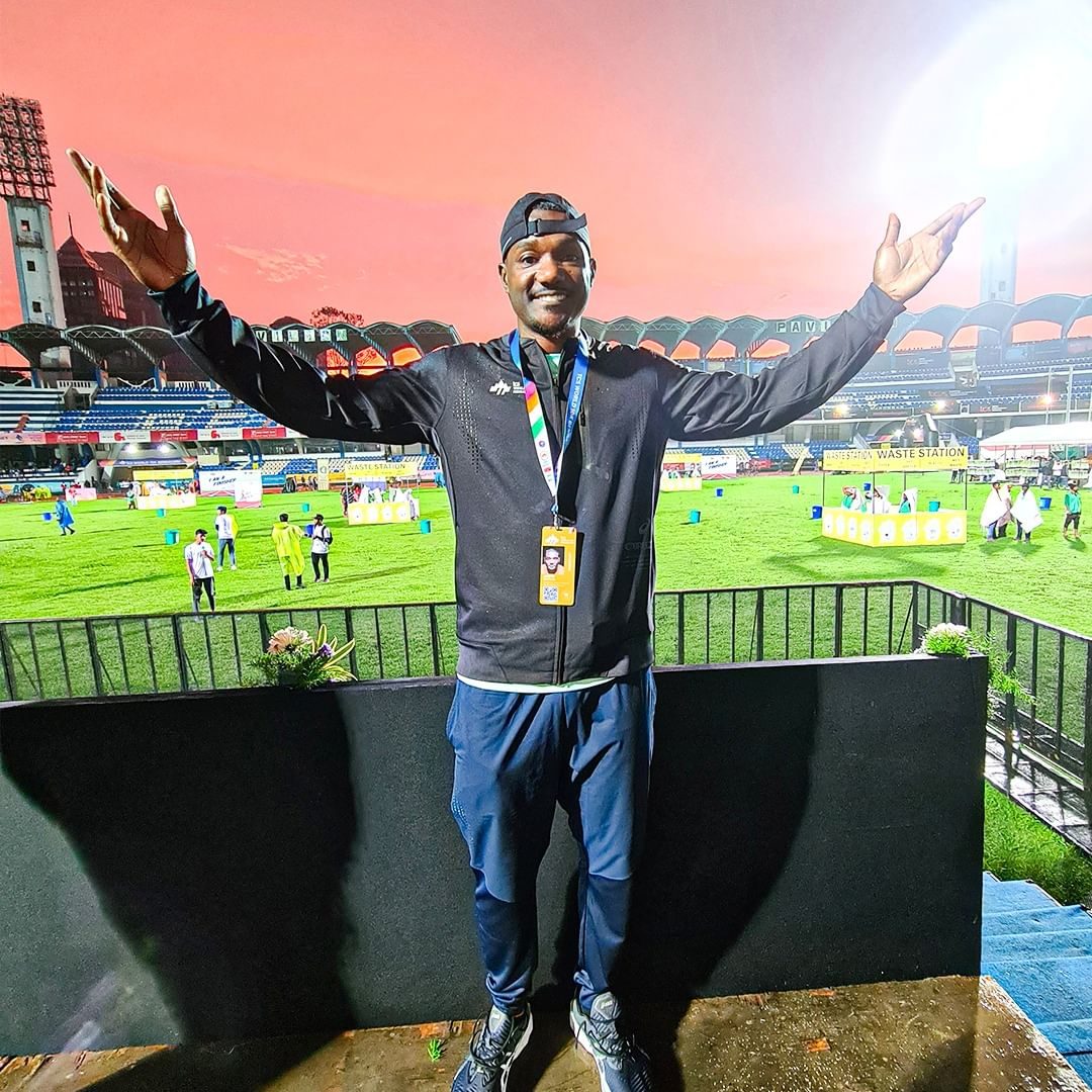 Justin Gatlin at the TCS World 10K Bengaluru, arms wide in the stadium