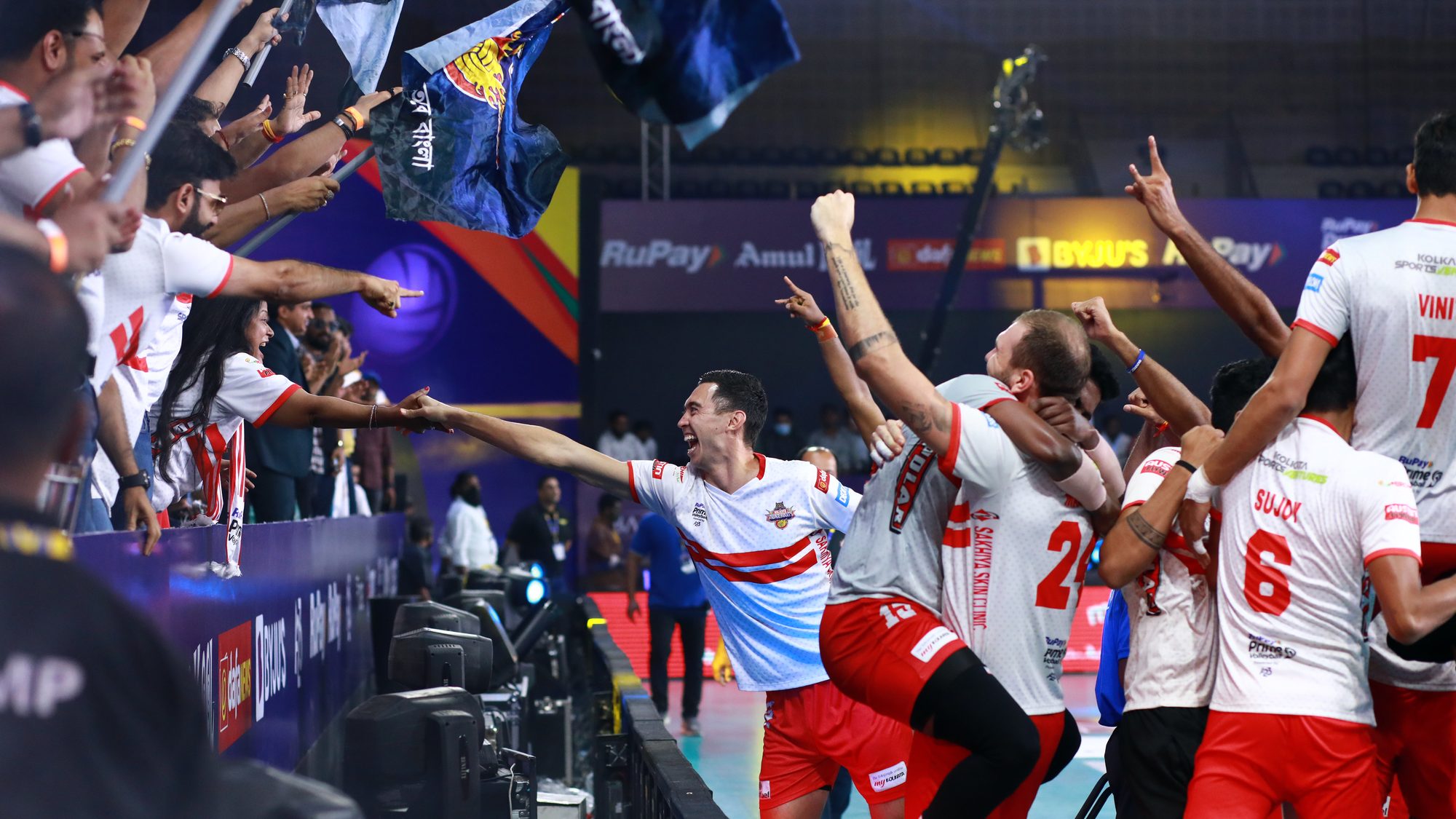 Kolkata Thunderbolts celebrating with fans